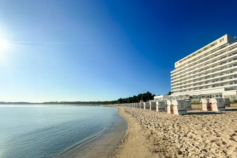 Das Grand Hotel Seeschlösschen am Timmendorfer Strand direkt an der Ostsee in der Nachmittagssonne.