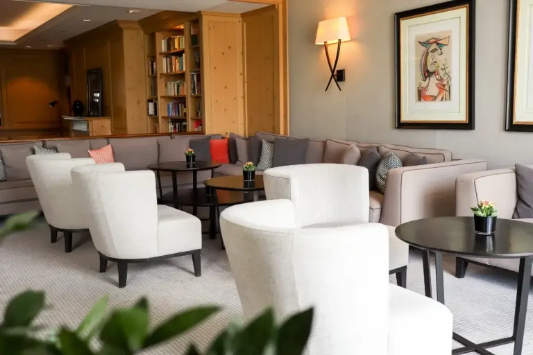 Lobby mit gemütlichen Sesseln und Pflanzen im Grand Hotel Seeschlösschen am Timmendorfer Strand.