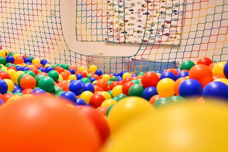 Bällebad für Kinder zum Spielen im Grand Hotel Seeschlösschen am Timmendorfer Strand.